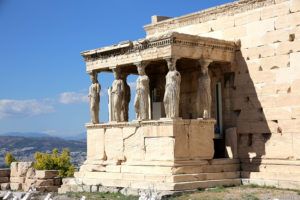 Die Akropolis, wohl eine der bekanntesten Sehnswürdigkeiten in Griechenland, beherbergt die Überreste mehrerer historischer Gebäude, darunter das Parthenon und den Tempel der Athena Nike.