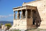 Die Akropolis, wohl eine der bekanntesten Sehnswürdigkeiten in Griechenland, beherbergt die Überreste mehrerer historischer Gebäude, darunter das Parthenon und den Tempel der Athena Nike.