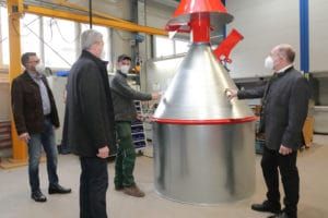 Hiegelsberger beim Betriebsrundgang in der Firma Gruber Maschinen GmbH.