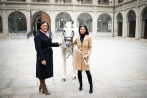 Bundesministerin Elisabeth Köstinger und Hofreitschule-Geschäftsführerin Sonja Klima in der Stallburg.