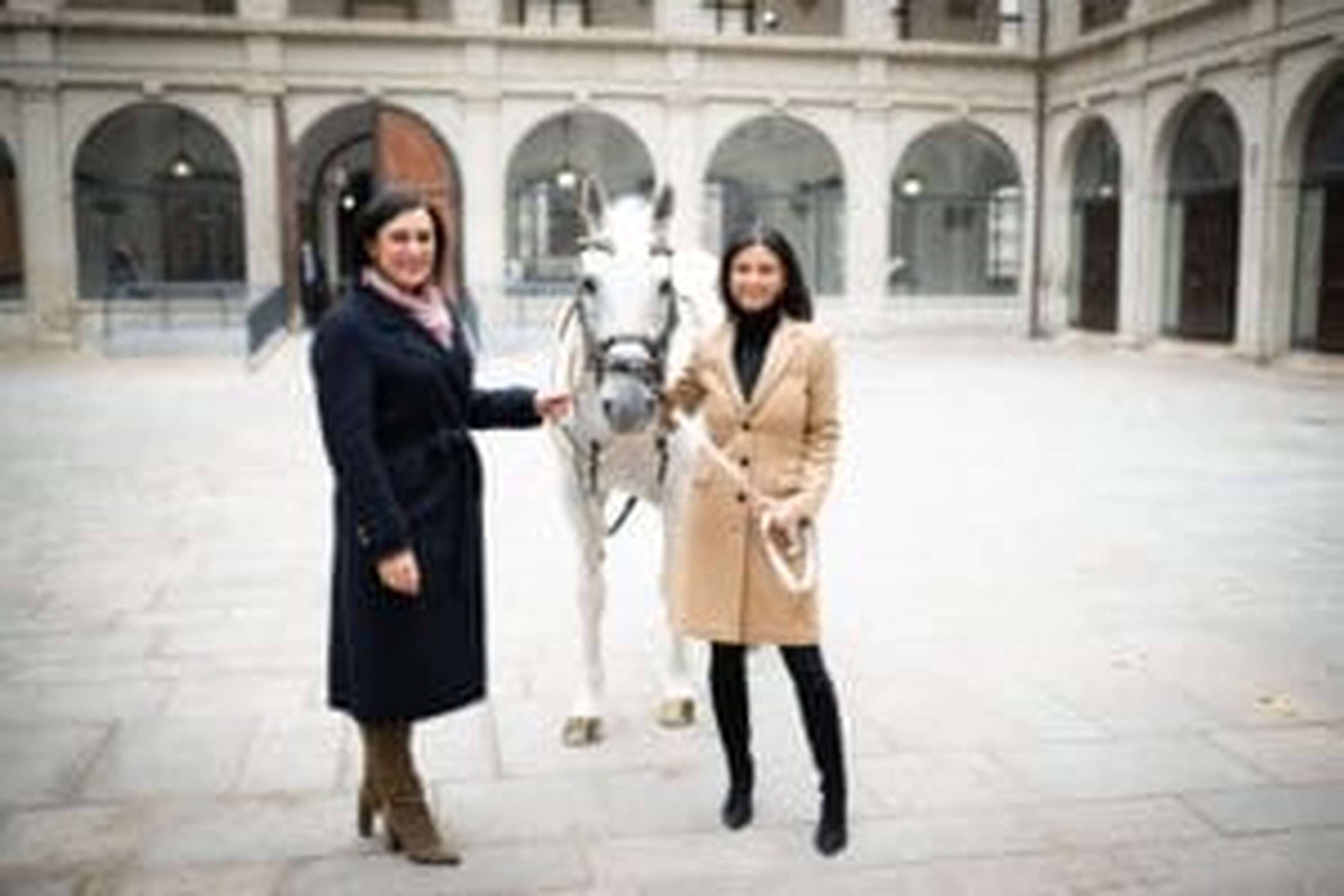 Bundesministerin Elisabeth Köstinger und Hofreitschule-Geschäftsführerin Sonja Klima in der Stallburg.