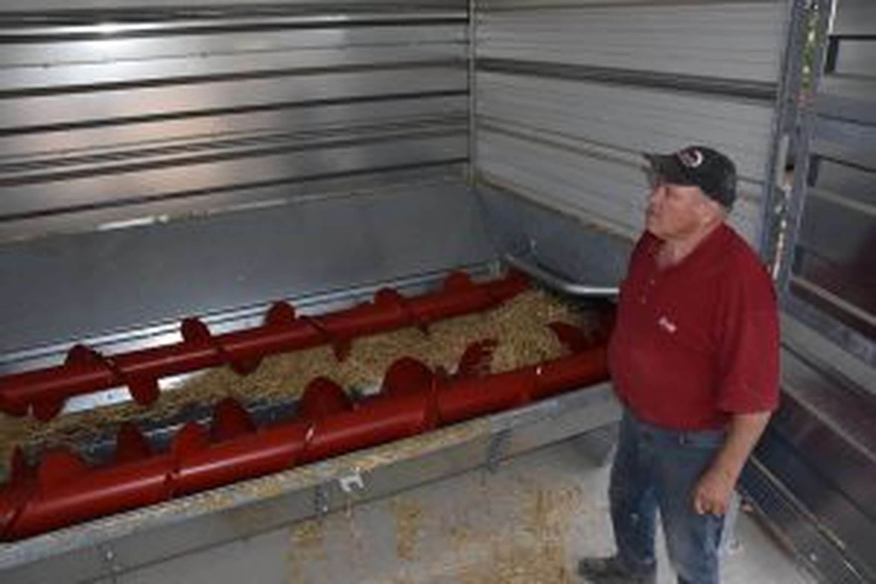 Der Altbauer kontrolliert den Häcksler der Strohmatic.