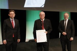 Verbandsdirektor Eichinger (l.) mit dem ausgeschiedenen Genossenschaftsanwalt Reisecker (m.) und dem neu gewählten Genossenschaftsanwalt Lederhilger.