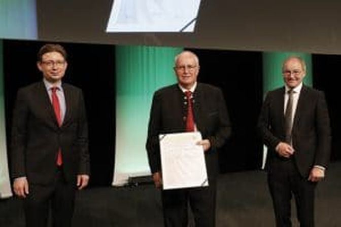 Verbandsdirektor Eichinger (l.) mit dem ausgeschiedenen Genossenschaftsanwalt Reisecker (m.) und dem neu gewählten Genossenschaftsanwalt Lederhilger.