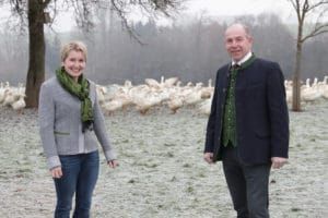 Heidi Hebesberger zeigt Max Hiegelsberger wie gut es den Gänsen auf ihrem Betrieb geht.