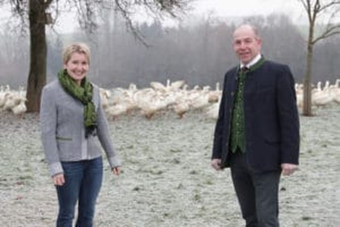 Heidi Hebesberger zeigt Max Hiegelsberger wie gut es den Gänsen auf ihrem Betrieb geht.