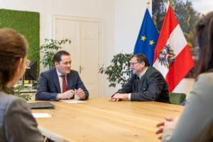 Walter betonte, dass Bundesminister Norbert Totschnigg sich einsetzt für die Entlastungsmaßnahmen für die Landwirtschaft, für die Sicherung der Betriebe sowie für eine außerordentliche Anpassungshilfe in Höhe von 9 Millionen Euro für alle Glashausbetriebe in Österreich. Ebenso konnte gemeinsam der Stromkostenzuschuss in der Landwirtschaft erreicht werden.
