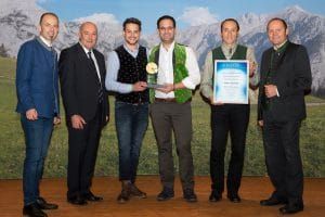 V. l.: Präs. Josef Hechenberger, Sebastian Wimmer (Käserei- und Molkereifachverband) und LHStv. Josef Geisler gratulieren den Kärntner Siegern des „Peak of Quality“.