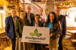 Wia z‘haus Lehner in Urfahr: Preuer, LK-Vizepräs. Ferstl, Hirschvogel, Sommer, Wirt Wenzel, Landesbäuerin Haider und Gruber (v.l.)