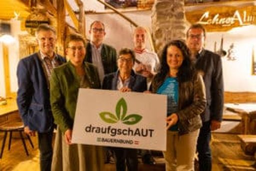 Wia z‘haus Lehner in Urfahr: Preuer, LK-Vizepräs. Ferstl, Hirschvogel, Sommer, Wirt Wenzel, Landesbäuerin Haider und Gruber (v.l.)