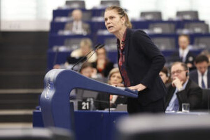 Sarah Wiener im Rahmen der Plenartagung zum Thema Pflanzenschutzmittel-Reduktion von 21.-23. November 2023 in Strassburg.