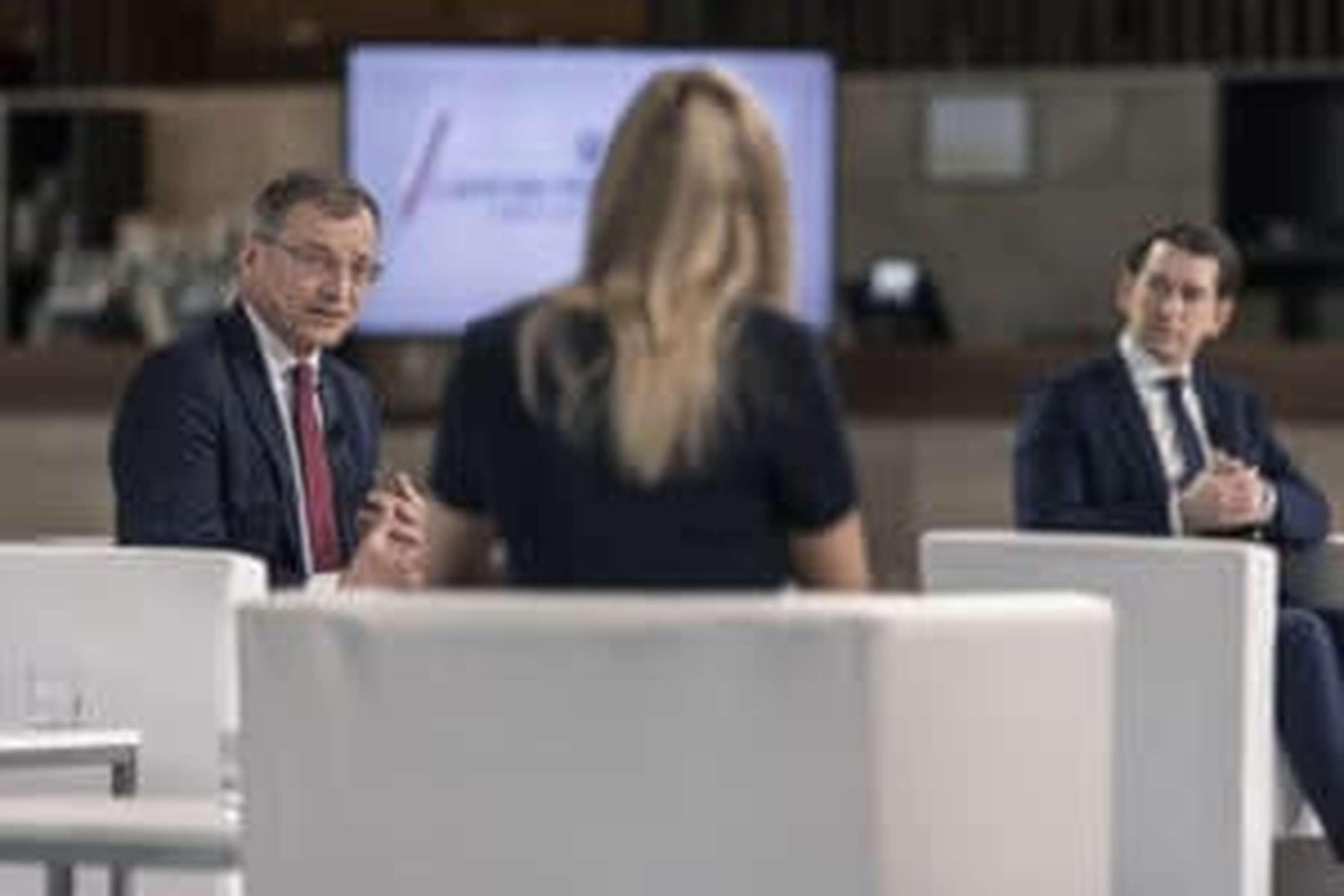 Landeshauptmann Stelzer im Gespräch mit Bundeskanzler Kurz und Moderatorin Nina Kraft.