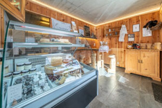 Im Hofladen gibt es neben dem Käse der Grüners noch viele weitere Spezialitäten von Betrieben aus der Region.