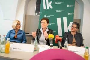 Vizepräsidentin Maria Pein (Mitte) mit Emina Saric (links) und Landesbäuerin Viktoria Brandner.