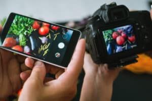 Im Gegensatz zu Kameras hat man das Smartphone meistens mit dabei. So lassen sich im Handumdrehen Fotos oder Videos machen.