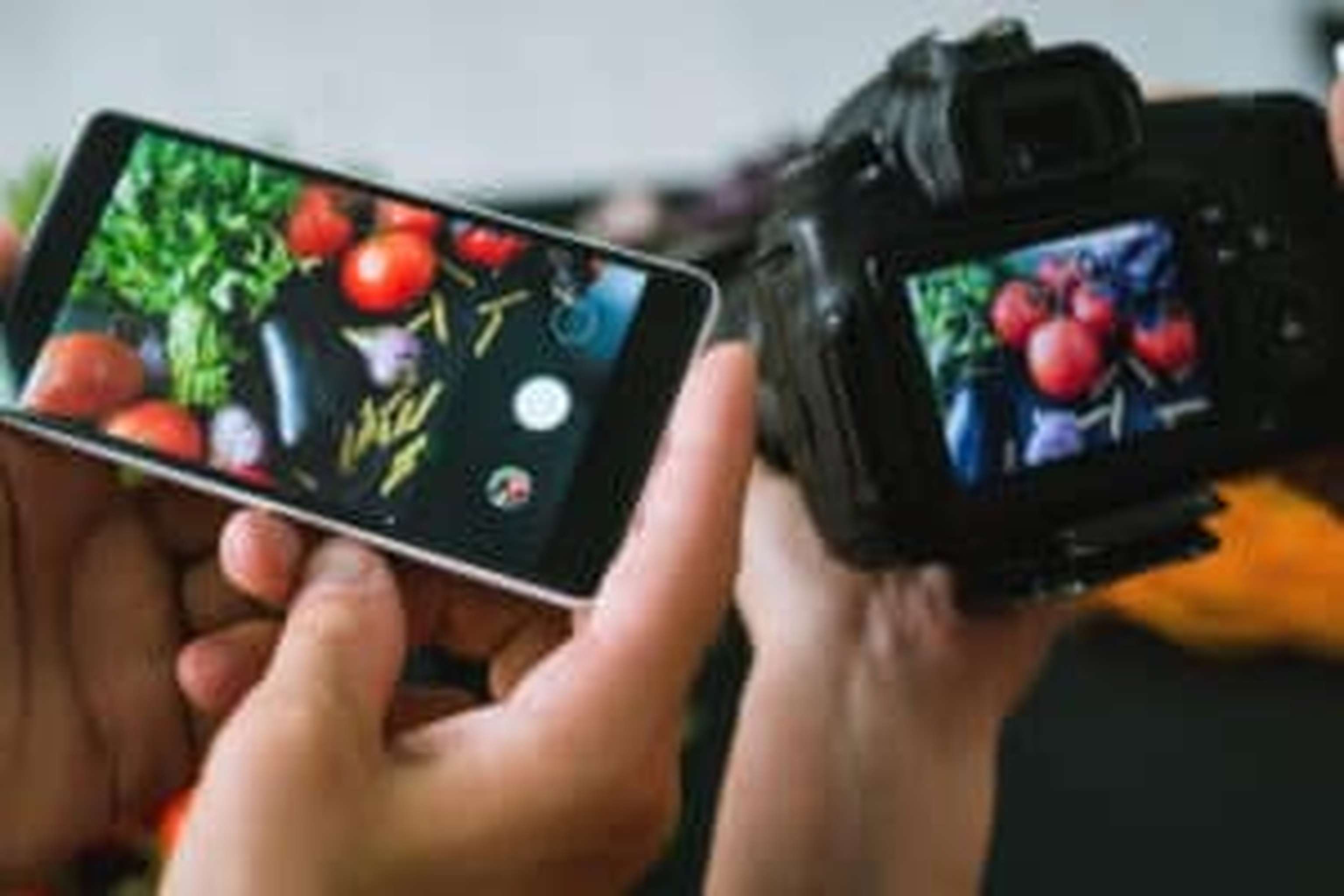 Im Gegensatz zu Kameras hat man das Smartphone meistens mit dabei. So lassen sich im Handumdrehen Fotos oder Videos machen.