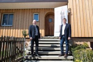Agrarlandesrat Max Hiegelsberger (l.) mit Oberösterreichs Holzbau-Innungsmeister Josef Frauscher.