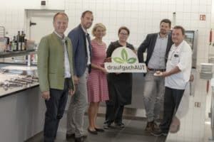 V.l.: Keferböck, NAbg. Lindinger, Ziegelbäck mit einem Teil des Küchenteams und Kantinenleiter Weinberger (2.v.r.) bei Fronius.