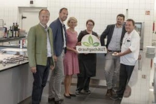 V.l.: Keferböck, NAbg. Lindinger, Ziegelbäck mit einem Teil des Küchenteams und Kantinenleiter Weinberger (2.v.r.) bei Fronius.