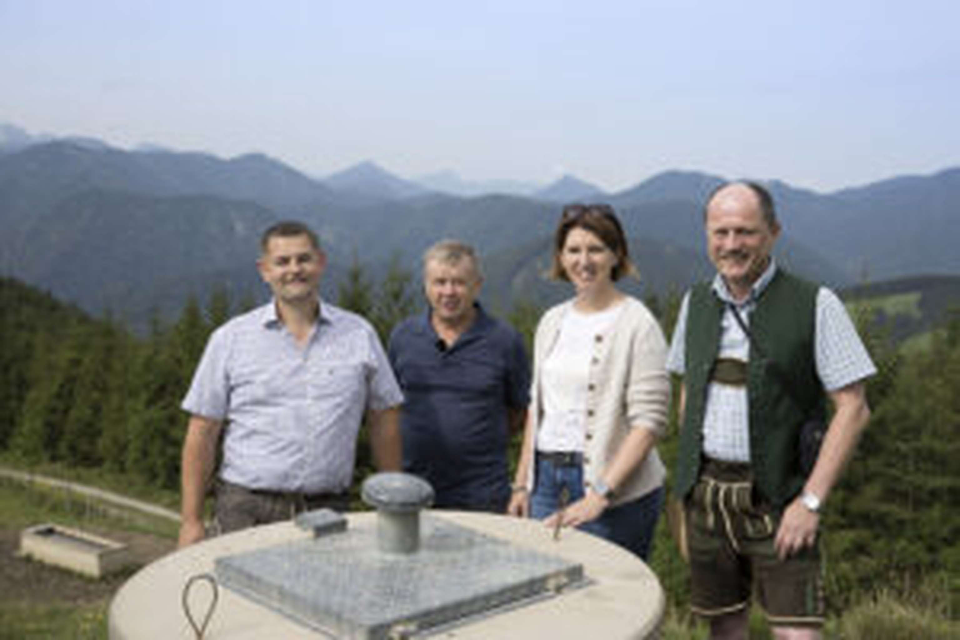 Hubert Buchberger und Rupert Großauer von der Almgemeinschaft Gschwendtalm mit Agrarlandesrätin Michaela Langer-Weninger und Projektleiter Hubert Ischlstöger (v.l.)