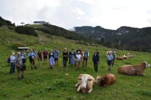 Bauernbund-Funktionäre wanderten gemeinsam mit einer Abordnung vom Tourismusverband auf dem Feuerkogel in Ebensee.Fazit: Es braucht einen Schulterschluss und kein Konkurrenzdenken.
