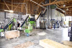 Die automatisierte Pelletieranlage in einer gepachteten, modernisiertenHalle läuft von Montag bis Freitag, jeweils zwölf bis 14 Stunden lang.