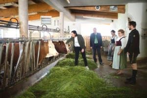 Köstinger, Wallner und Zopf (v. l.) bei der Besichtigung am Betrieb der Familie Schallmeiner in Altmünster