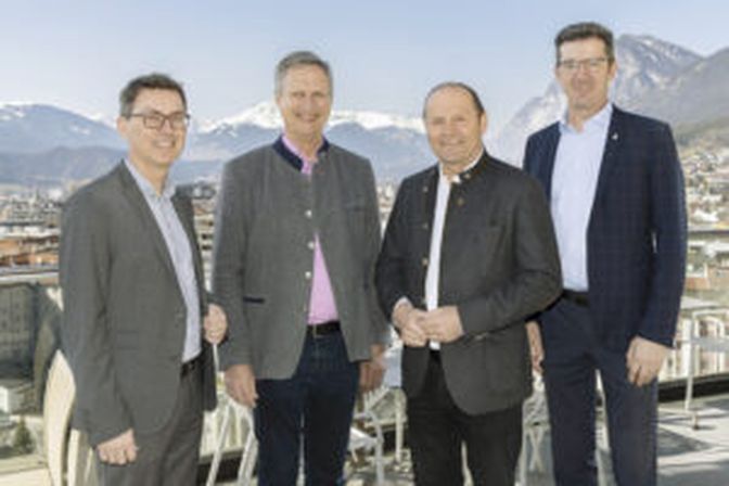 Präsentierten die Maßnahmen zum Schutz vor Naturgefahren in Tirol 2025: Markus Federspiel (Vorstand Abteilung Wasserwirtschaft), Landesforstdirektor Josef Fuchs, LHStv Josef Geisler und Gebhard Walter (Leiter Sektion Tirol der WLV)