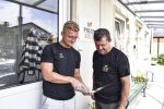 Ein eingespieltes Team: Florian und Erich Stöger haben aus einem Problem– zu trockener, staubiger Hühnermist – ein gutes Geschäft gemacht.