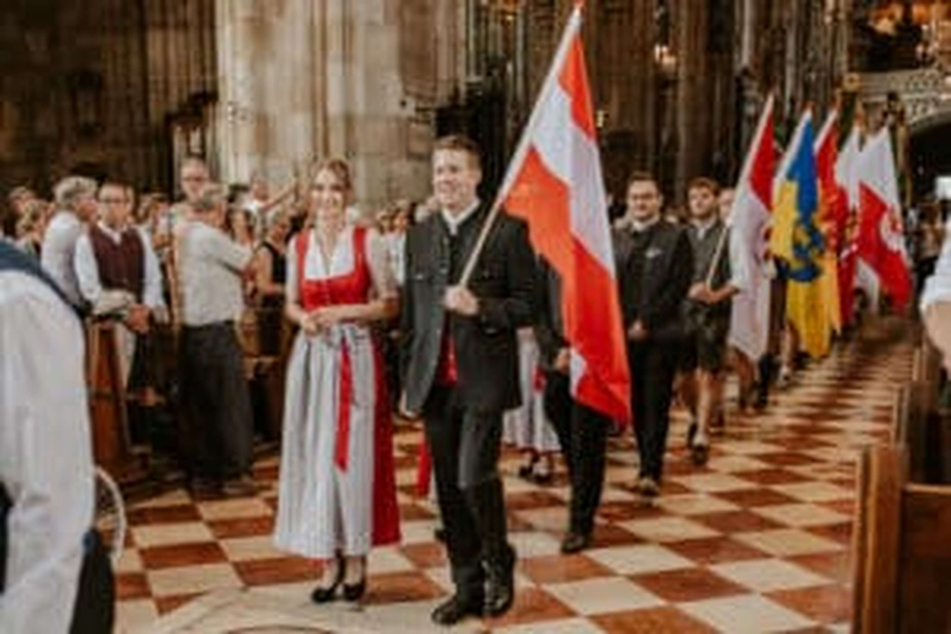 Die Landjugend mit Valentina Gutkas und Markus Buchebner an der Spitze beim Einzug in den Stephansdom.