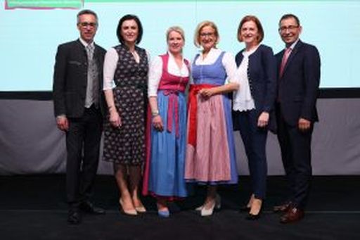 V. l. n. r.: Bauernbund-Präsident Georg Strasser, BM Elisabeth Köstinger, Bundesbäuerin Irene Neumann-Hartberger, MeP Simone Schmiedtbauer, Generalsekretär der LKÖ Ferdinand LembacherFotoS: ARGE Bäuerinnen/APA-Fotoservice/L. Schedl