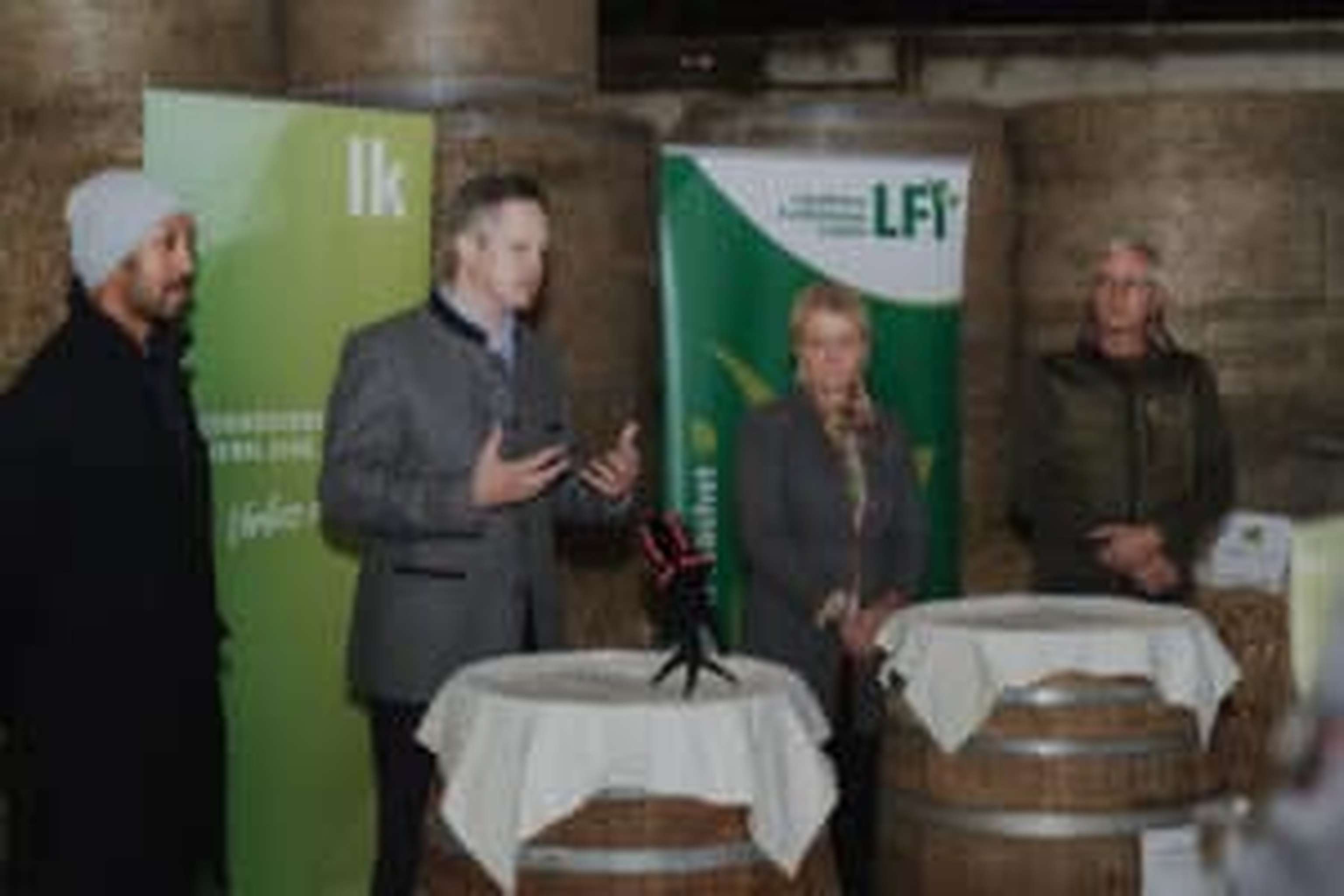 Lehrer Faya, LKÖ-Vizepräsident Schmuckenschlager, Bundesbäuerin Neumann-Hartberger und Landwirt Schabbauer bei der Pressekonferenz.