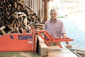 Die mittlerweile vierte Posch-Maschine am Hof der Familie: Eine Rolltischsäge