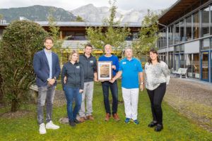 Mag. Matthias Pöschl (Agrarmarketing Tirol), Mag. (FH) Bettina u. Benjamin Kranebitter (Michelerhof), Gerhard Peskoller, MBA (Heimleiter), Herbert Doujak (Küchenleiter) und Sandra Neurauter (Buchhaltung) leben Regionalität im Wohn- und Pflegeheim Imst.