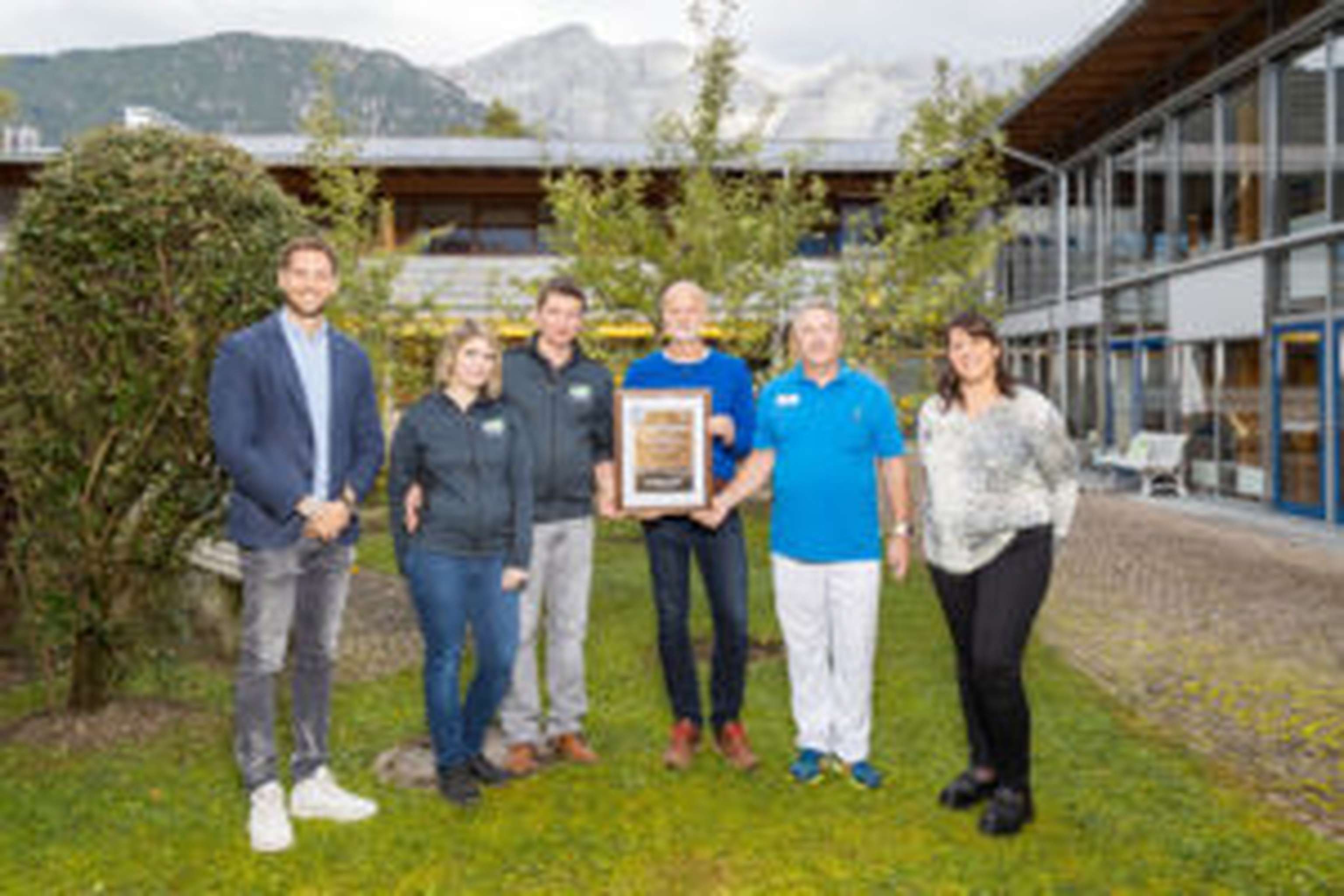 Mag. Matthias Pöschl (Agrarmarketing Tirol), Mag. (FH) Bettina u. Benjamin Kranebitter (Michelerhof), Gerhard Peskoller, MBA (Heimleiter), Herbert Doujak (Küchenleiter) und Sandra Neurauter (Buchhaltung) leben Regionalität im Wohn- und Pflegeheim Imst.