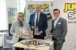 V.l.: Landesjugendreferentin Christa Pacher-Gratzer, Landesrat Dörfel und Siebermair von InStyle