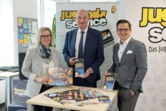 V.l.: Landesjugendreferentin Christa Pacher-Gratzer, Landesrat Dörfel und Siebermair von InStyle