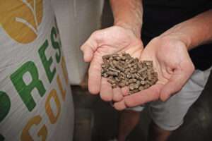 Die Dünge-Pellets aus 100 Prozent Hühnermist werden in 3-kg-Packungen,20-kg-Säcken und für Großabnehmer in 1.000 kg-Big-Bags abgepackt.