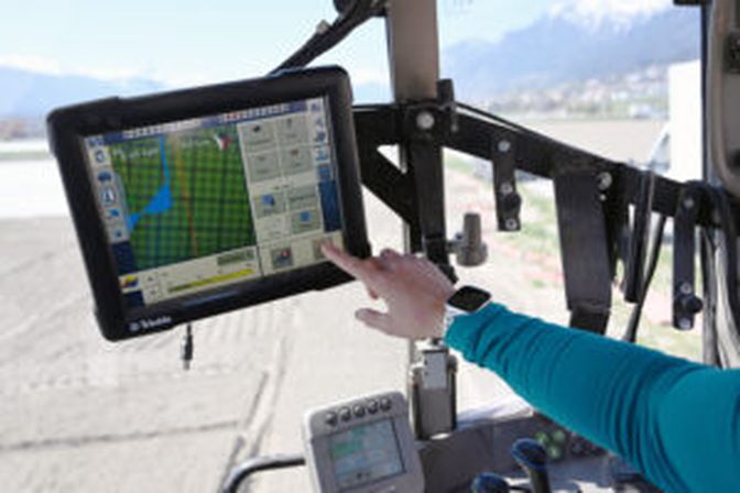 Als Referenzpunkte für das GPS-Signal dienen die MR-Stationen in Kundl, Kematen und Imst. Direkt im Traktor lassen sich Einstellungen vornehmen.