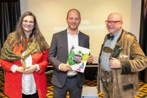 Gabriela Maria Straka und Hans Böhm von der Brau Union Österreich sowie Bierpapst Conrad Seidl mit dem Bierkulturbericht