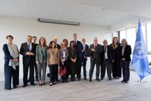 Die Botschafter aller 13 an der Erweiterung involvierten Länder trafen sich in den Headquarters der UNESCO zur Unterzeichnung und Überreichung des Antrages an den Sekretär der Konvention, Tim Curtis.