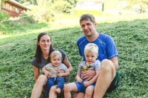 Die nächste Generation: Lucia und Daniel Flatz mit ihren beiden Söhnen Noah und David. Das Paar leitet seit zwei Jahren die Geschicke am Betrieb.