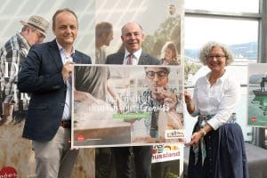 Johannes Mayr, Max Hiegelsberger und Maria-Theresia Wirtl präsentieren die neuen Sujets.
