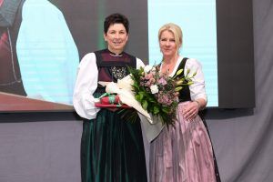 Nochmals Dank und Blumen für die Amtsvorgängerin.FotoS: ARGE Bäuerinnen/APA-Fotoservice/L. Schedl