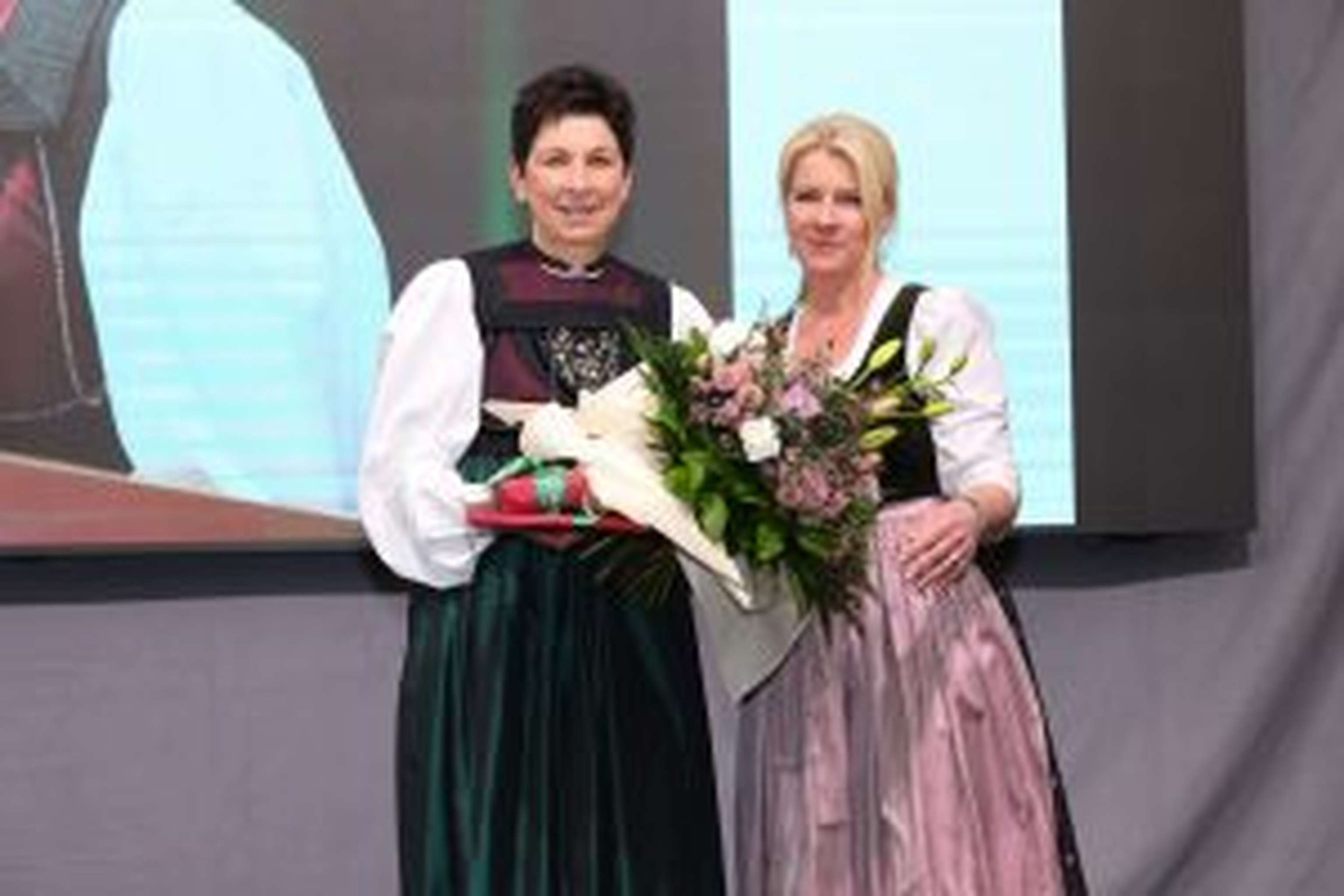 Nochmals Dank und Blumen für die Amtsvorgängerin.FotoS: ARGE Bäuerinnen/APA-Fotoservice/L. Schedl