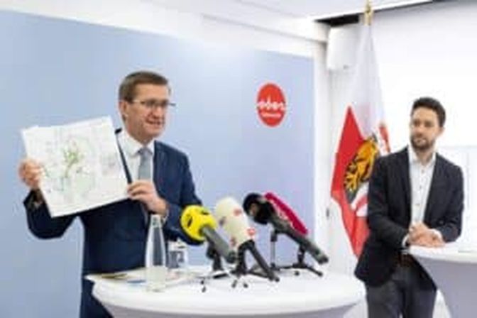 Landesrat Markus Achleitner (l.) und Michael Resch (Abteilung Raumordnung) informierten über den aktuellen Stand der Bodenschutz-Maßnahmen.