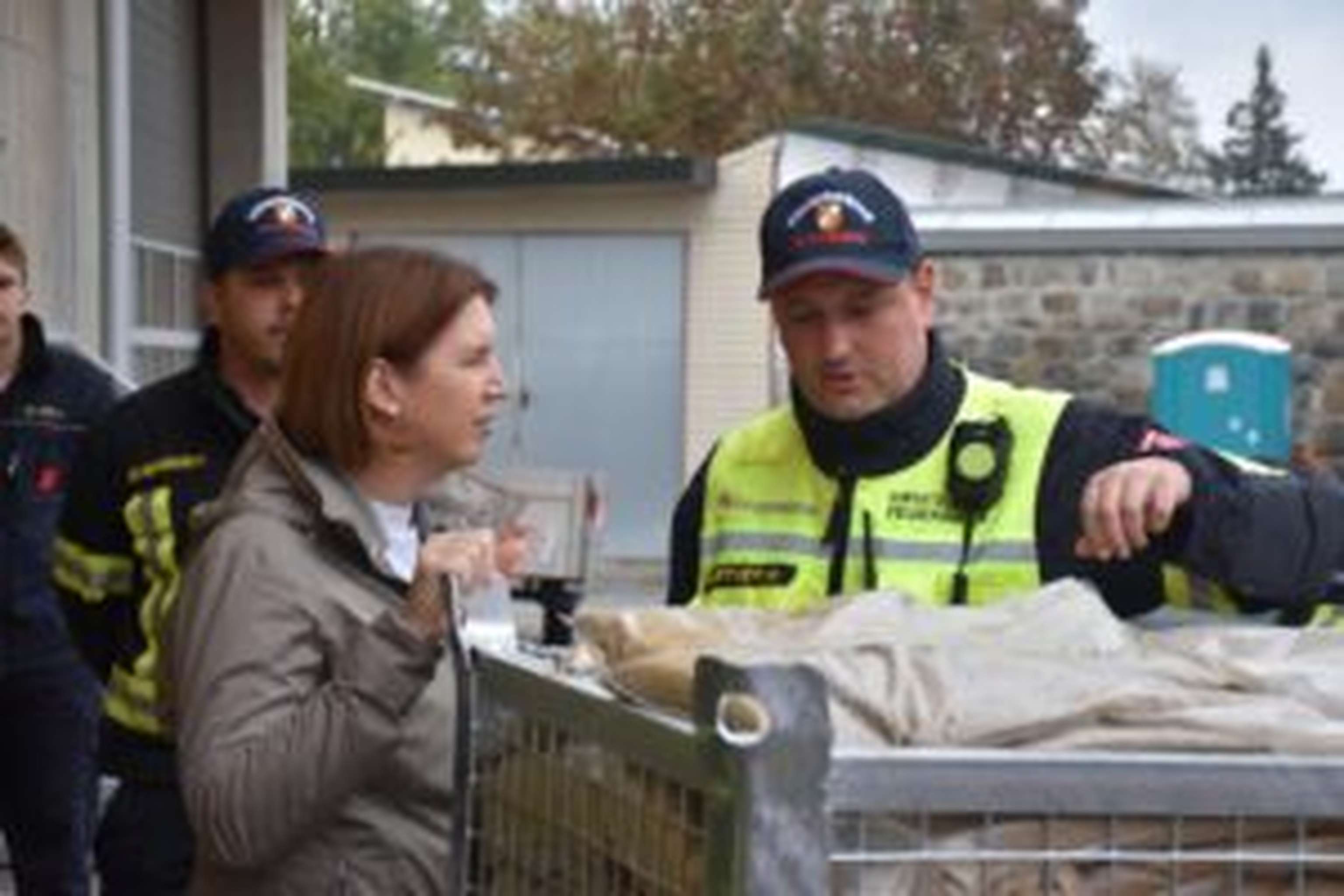 Katastrophenschutz-Landesrätin Langer-Weninger am Wochenende beim Lokalaugenschein mit der Feuerwehr in Schärding