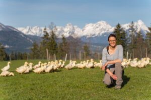 Grüße aus „Entenhausen“: Die Windischgarstnerin Andrea Schöngruber inmitten ihrer Entenschar