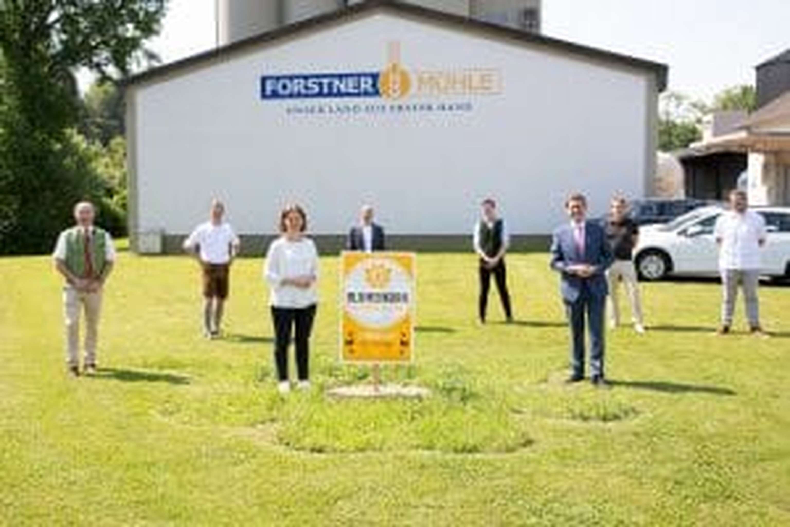 Max Hiegelsberger, Franz Forstner (Mühle), Michaela Langer-Weninger, Andreas Haider (Unimarkt), Arnold Reiter (Projektleiter), Markus Achleitner, Patrick Reichl (Bäcker) und Nikolaus Stiebitzhofer (Landwirt)