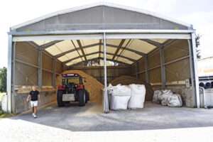 Die Rohstoffe, trockener Hühnermist auch von anderen Zulieferbetrieben,lagern in einer eigens errichteten Anlieferungshalle.